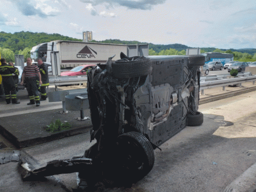 Naletio na dva automobila, pa se zabio u naplatnu kućicu