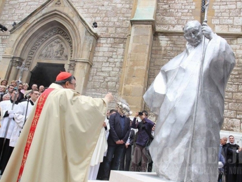U Sarajevu oštećen kip pape Ivana Pavla II