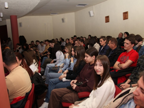 FOTO: Srednjoškolska priredba povodom Valentinova