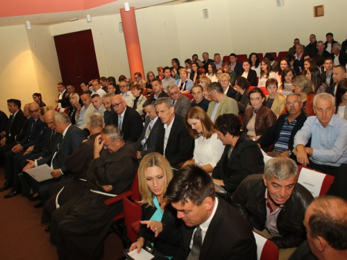 FOTO: Polaganjem vijenaca i svečanom sjednicom započelo obilježavanje Dana općine