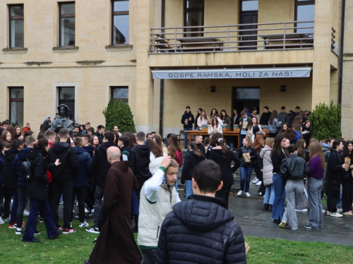 FOTO: Križni put mladih Fojničkog arhiđakonata u župi Rama-Šćit