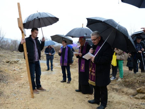 FOTO: Mons. dr. Pero Sudar predvodio misu i Križni put na Uzdolu