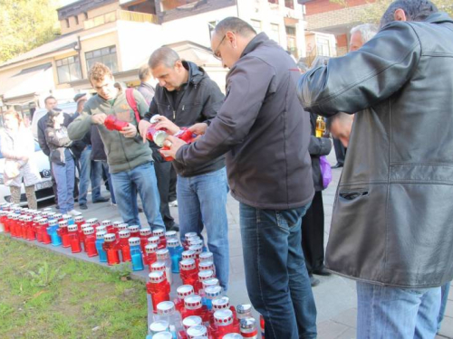 Povodom Svih svetih u Prozoru zapaljene svijeće za poginule i preminule branitelje