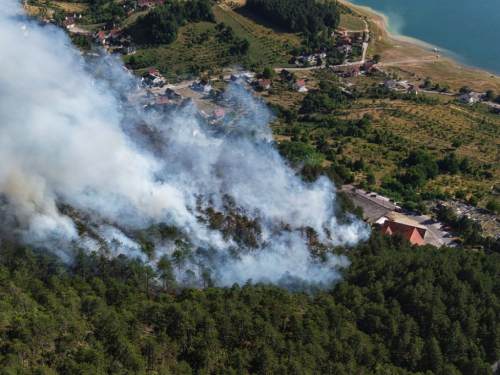 VIDEO/FOTO: Požar u Podboru - Vatrogasci nemoćni, borovina gori nekontrolirano