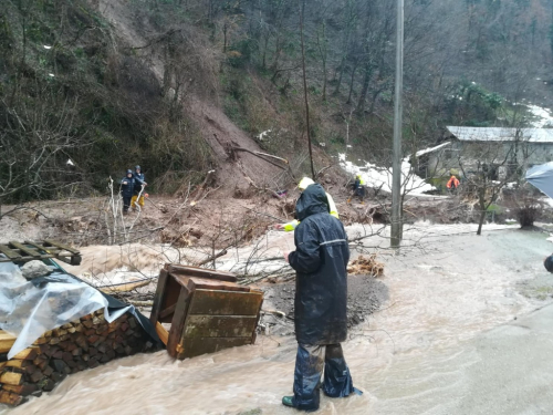 FOTO: Mještani Lovnice (Gračac) bore se s vodenim bujicama i klizištima
