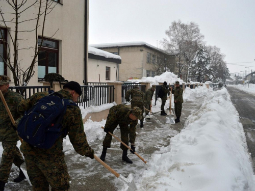 Oružane snage BiH angažirane na čišćenju snijega