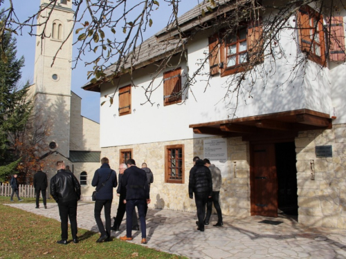 FOTO: Bogoslovi i poglavari Vrhbosanskog bogoslovnog sjemeništa posjetili Prozor i Šćit