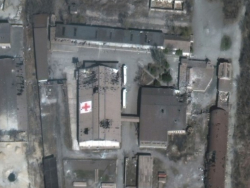 Objavljene satelitske snimke: Rusi raketirali skladište Crvenog križa u Mariupolju