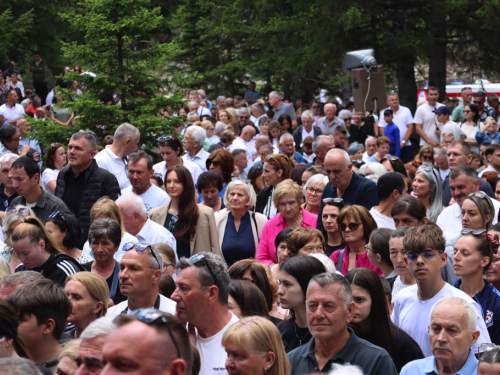 FOTO/VIDEO: Tisuće hodočasnika okupilo se na Kedžari u spomen na Divu Grabovčevu