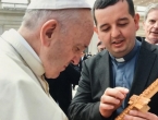 Uzdolski križ u rukama pape Franje