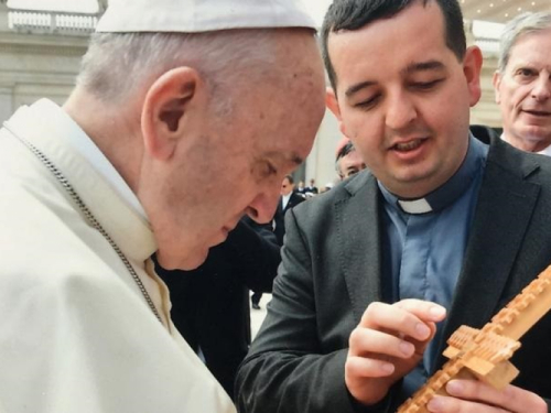 Uzdolski križ u rukama pape Franje