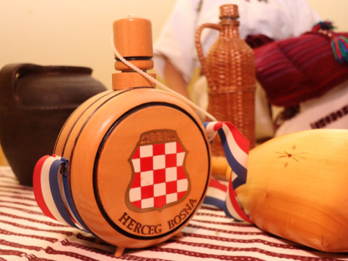 FOTO: Večer folklora u Prozoru: HKUD-ovi ''Rama'' i ''fra Petar Bakula'' oduševili publiku