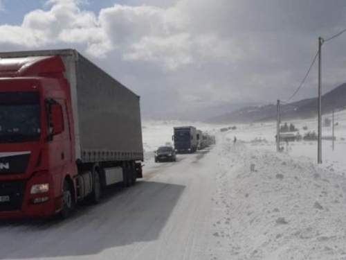 Snježna vijavica uzrokovala kilometarski zastoj kamiona na Kupreškom polju