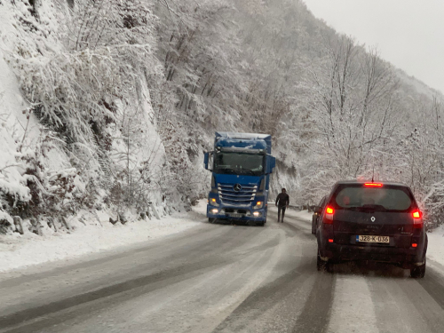 Snijeg blokirao promet diljem BiH