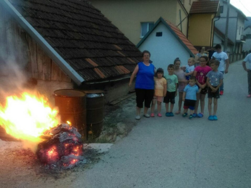 FOTO: Paljenjem svitnjaka Rama dočekuje sv. Ivu