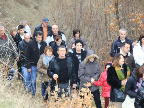 FOTO: Fra Andrija Jozić predvodio križni put na Uzdolu