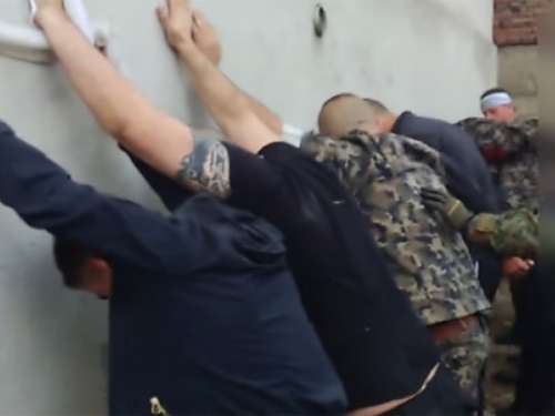 VIDEO: Napadače postrojili uza zid