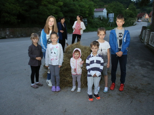 FOTO: Paljenjem svitnjaka Rama dočekuje sv. Ivu