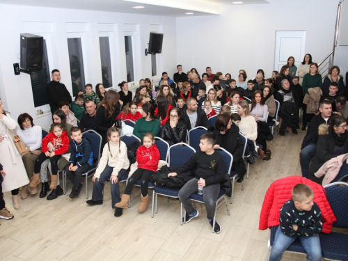 FOTO: Božićna priredba u župi Rumboci
