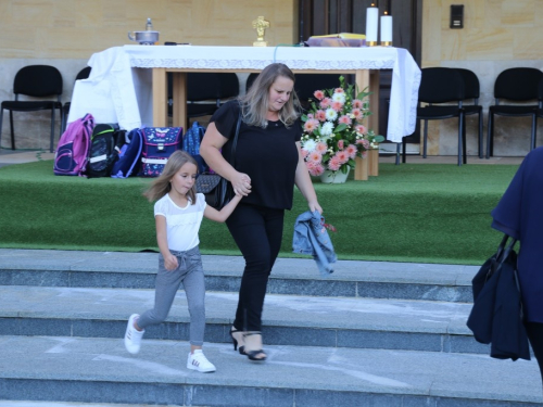 FOTO: Započela trodnevnica u župi Rama-Šćit, prvašići darovani prigodnim darovima