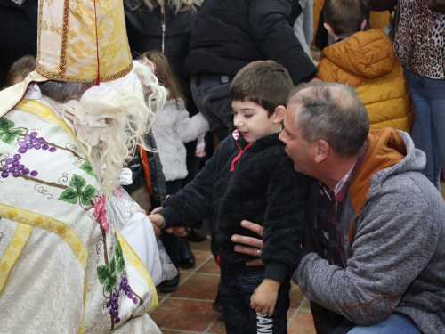 FOTO: Sv. Nikola i ove godine razveselio djecu u župi Rama Šćit