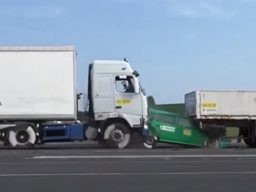 VIDEO: Evo što se dogodi kada se kamion zabije u kolonu ispred sebe