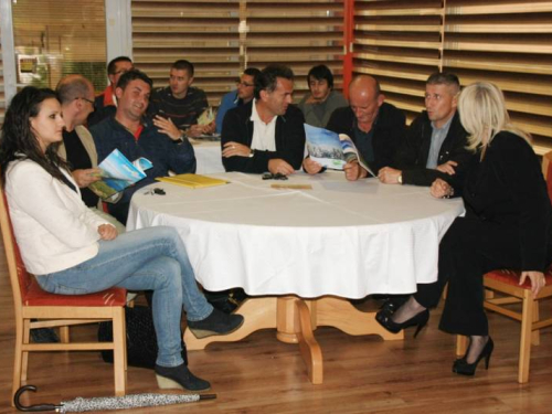 FOTO: Održan okrugli stol na temu: „Značaj planina i zaštita okoliša“