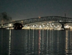 Teretni brod udario u most u Baltimoreu i srušio ga, više vozila palo u rijeku
