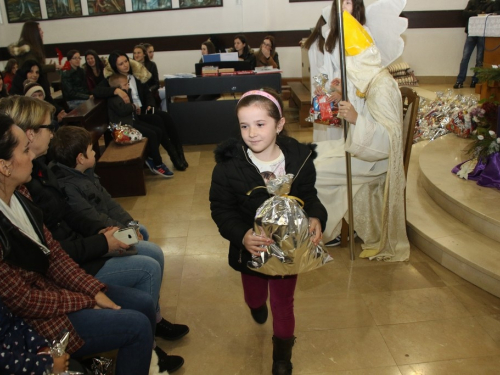 FOTO: Sv. Nikola podijelio paketiće djeci u Rumbocima