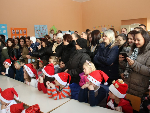 FOTO: Božićna priredba u Osnovnoj školi u Rumbocima