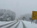 Snijeg otežao promet u BiH, duge kolone na graničnim prijelazima