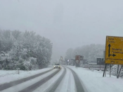 Snijeg otežao promet u BiH, duge kolone na graničnim prijelazima