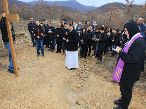 FOTO: Vlč. Ljubo Zadrić predvodio križni put na Uzdolu