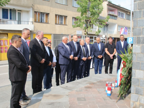 FOTO: Polaganjem vijenaca i svečanom sjednicom započelo obilježavanje Dana općine