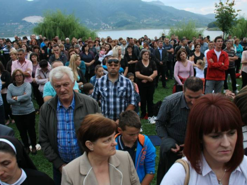 FOTO: Više tisuća vjernika na misi "Uočnici" na Šćitu