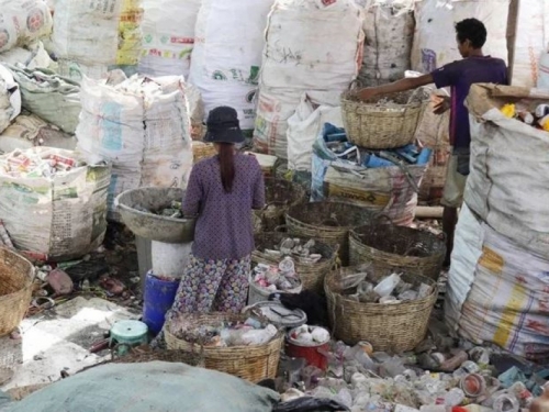 Kambodža vraća SAD-u i Kanadi 1600 tona plastičnog otpada