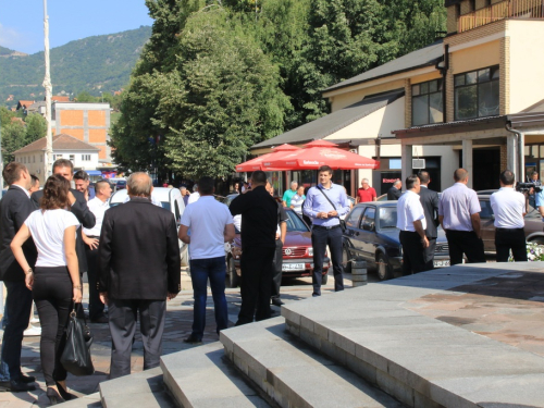 FOTO: Polaganjem vijenaca i svečanom sjednicom započelo obilježavanje Dana općine