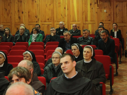 FOTO: Na Šćitu predstavljen zbornik radova ''Nepomireno društvo - nepomirena pamćenja''