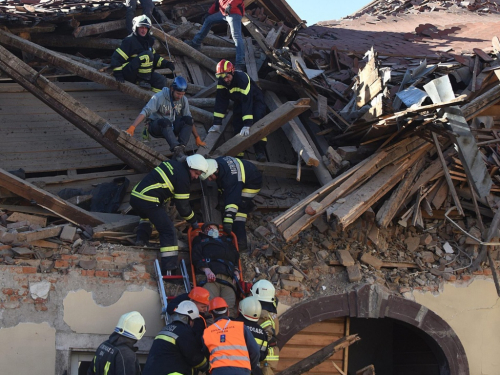 Veliki fotoizvještaj iz Petrinje: U samom centru gotovo nema zgrade koja nije razrušena