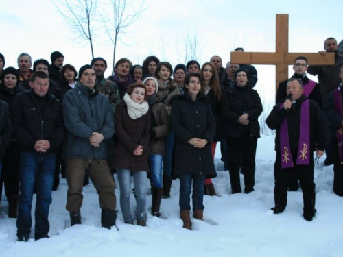 FOTO: Vlč. Ivan Karača predvodio Križni put na Uzdolu