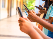 Djeci branimo mobitele, a sami ih ne ispuštamo iz ruku