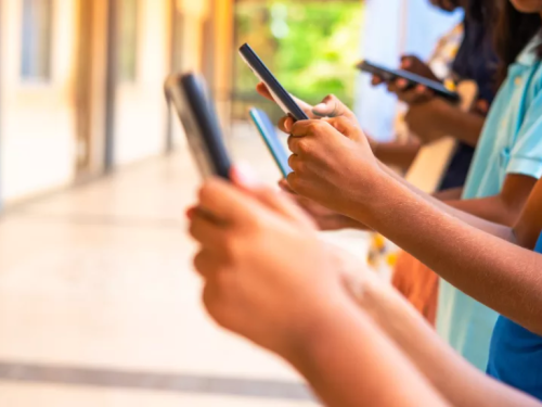 Djeci branimo mobitele, a sami ih ne ispuštamo iz ruku