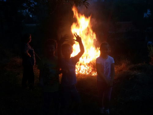 FOTO: Paljenjem svitnjaka Rama dočekuje sv. Ivu