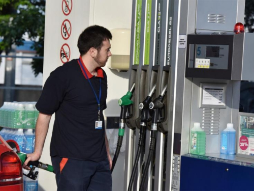 Uvijek treba dotaknuti automobil prije točenja benzina