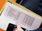Angela Merkel slučajno pokazala tajni popis cijepljenja, na listi 14 kategorija