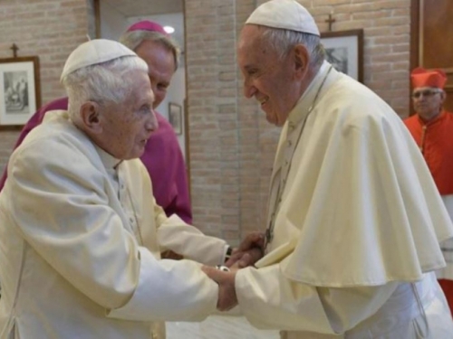 Papa Franjo čestitao Benediktu 70. obljetnicu svećeničkoga ređenja