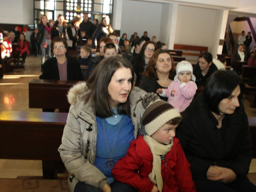 FOTO: Sv. Nikola podijelio paketiće djeci u Rumbocima