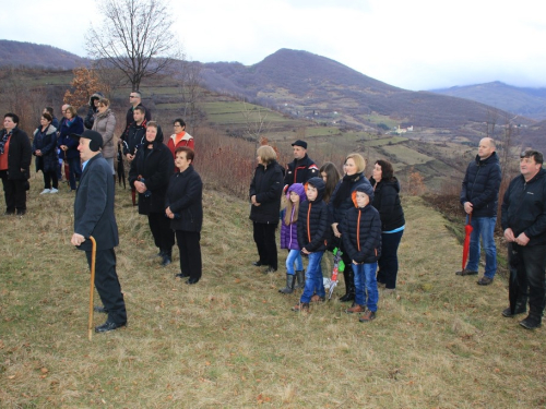 FOTO: Vlč. Ljubo Zadrić predvodio križni put na Uzdolu