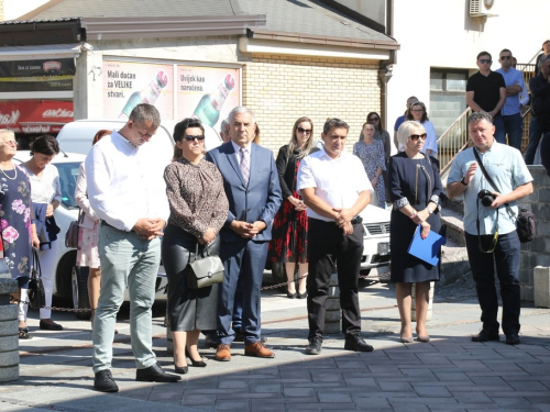 FOTO: Polaganjem vijenaca i svečanom sjednicom započelo obilježavanje Dana općine