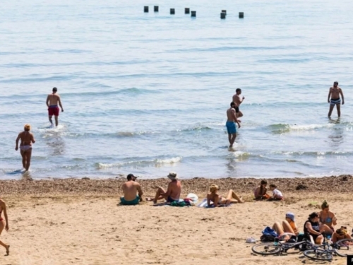 Turisti u šoku: 83 migranta se usred dana iskrcala na punu plažu